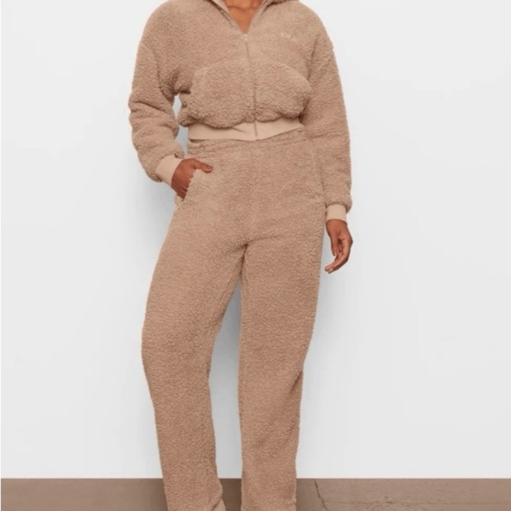 SKIMS Tan Sherpa Lounge Wear Small
